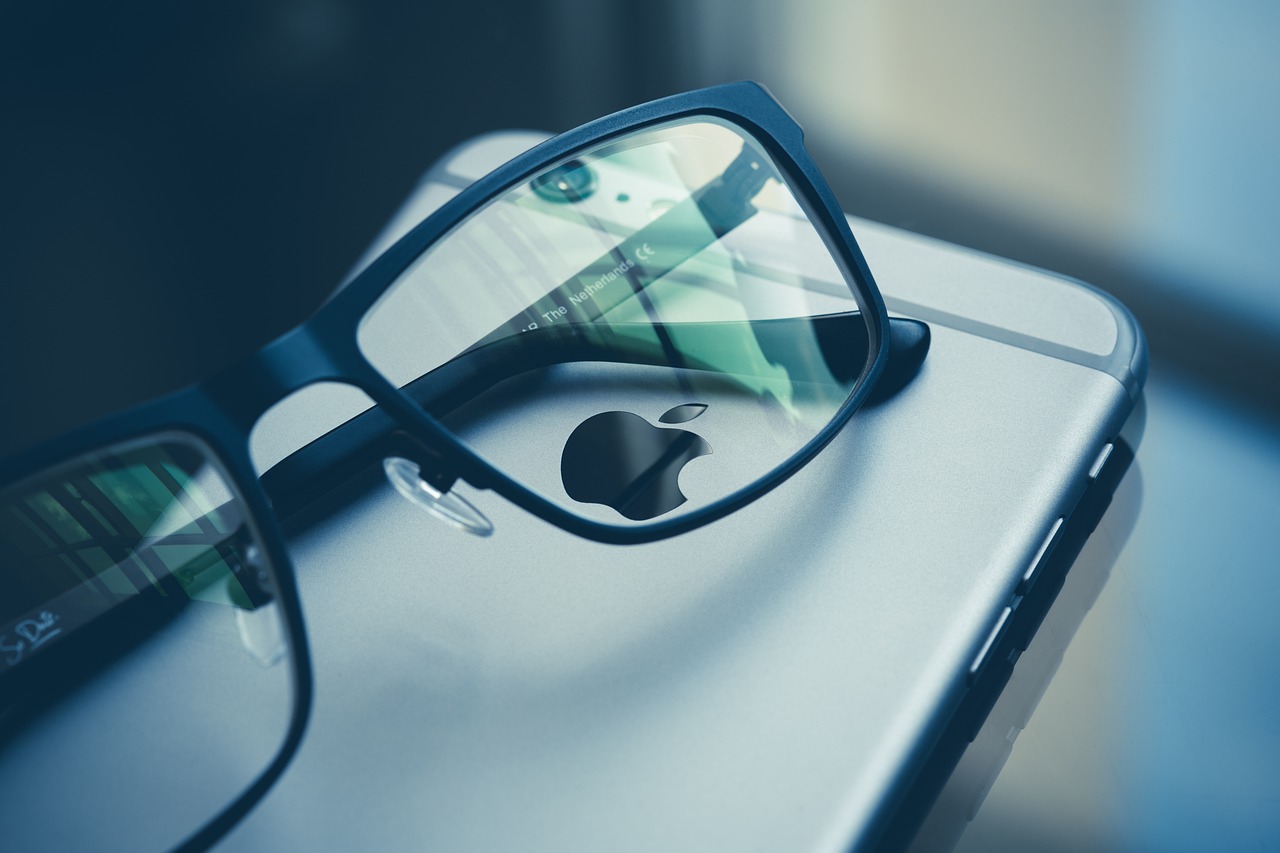 apple, eye glasses, iphone-1842190.jpg